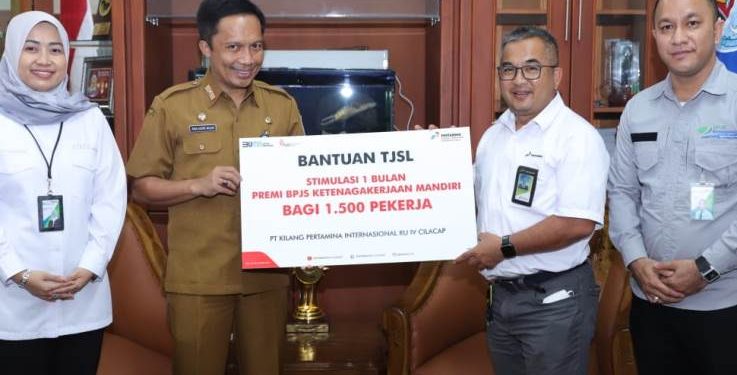 Pertamina Cilacap Salurkan Bantuan Stimulan Premi BPJS untuk 1.500 Pekerja Rentan