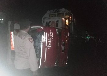 Truk Pengangkut Pupuk Tertabrak Kereta Kahuripan di Kawunganten Lor
