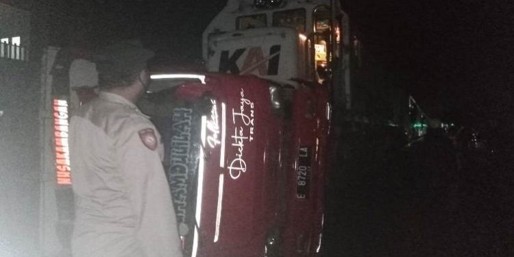 Truk Pengangkut Pupuk Tertabrak Kereta Kahuripan di Kawunganten Lor
