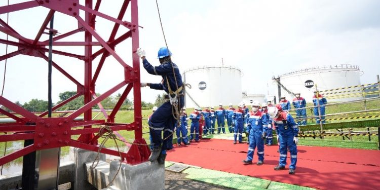 PT KPI RU IV Cilacap Pasang 101 Unit Penangkal Petir