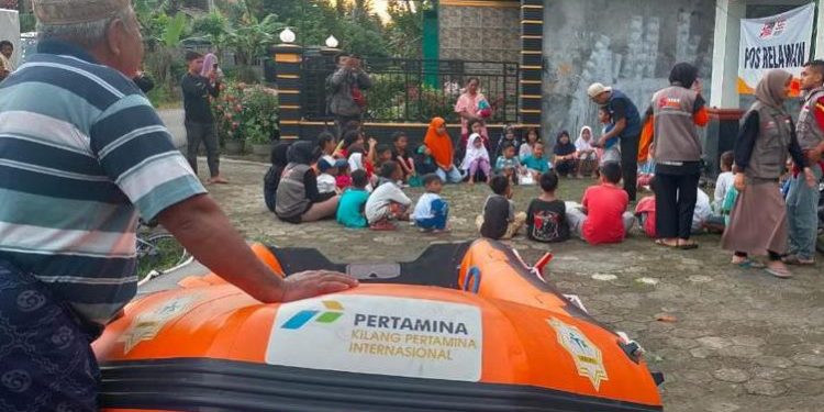 Peduli Banjir di Kawunganten, Kilang Cilacap Serahkan Bantuan Sembako dan Peralatan Sekolah