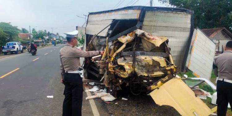 Dua Truk Beradu Banteng di Gandrungmangu, Dua Orang Tewas Di Tempat