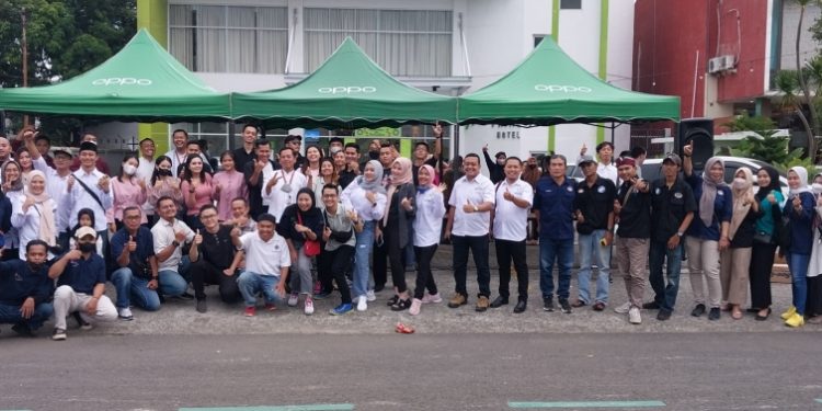 Ramadan Berbagi, HIPMI, PHRI dan HPI Turun Ke Jalan Bagi-bagi Ribuan Takjil