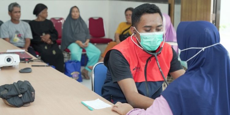 Kilang Cilacap Berikan Pengobatan Gratis untuk Warga Terpencil