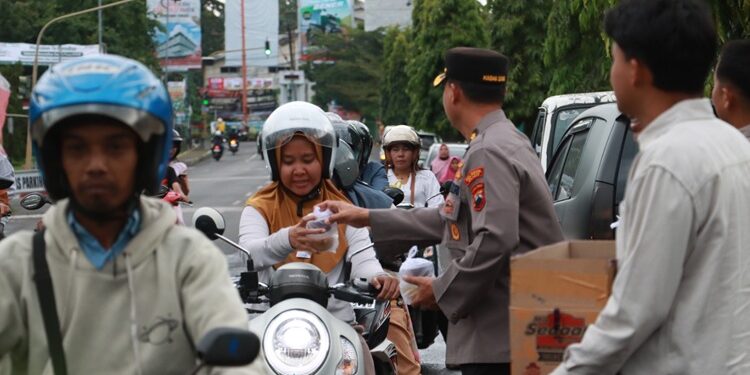 Hari Pertama Puasa Ramadan, Polresta Cilacap Berbagi Takjil untuk Masyarakat
