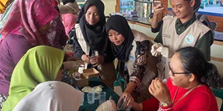 Mahasiswa KKN 21 UNS Gembleng Ibu PKK Desa Adiraja Buat Minyak Angin