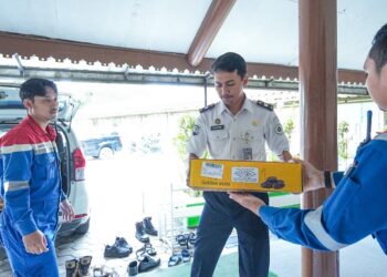 Perwira Kilang Cilacap Berbagi Kurma untuk Warga Binaan Lapas Nusakambangan