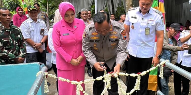 Polresta Cilacap Bangun Jembatan Merah Putih, Akses Warga Gandrungmangu Jadi Mudah
